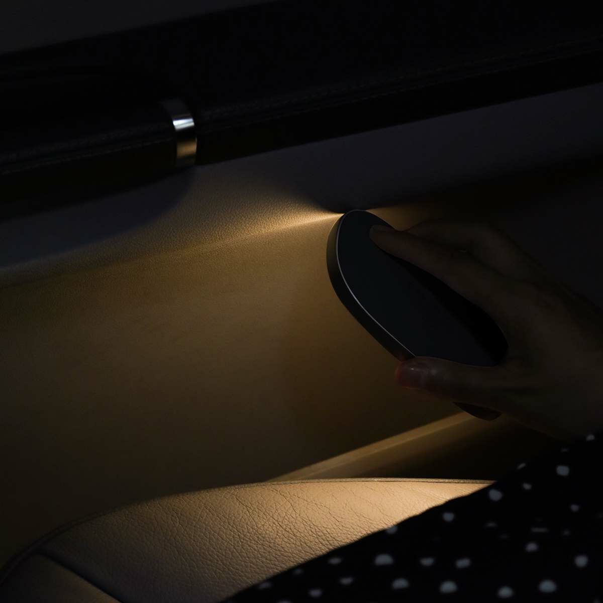 Kép 16/17 - Baseus autós kiegészítő, LED belső világítás, vezeték nélküli, mágneses, 400 mAh akksival, fekete (CRYDD01-01)